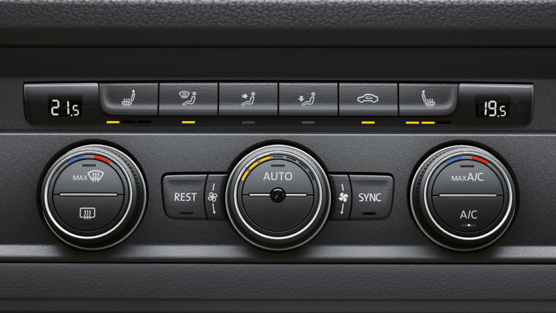 Picture shows the “Climatronic” air conditioning system with practical knobs.