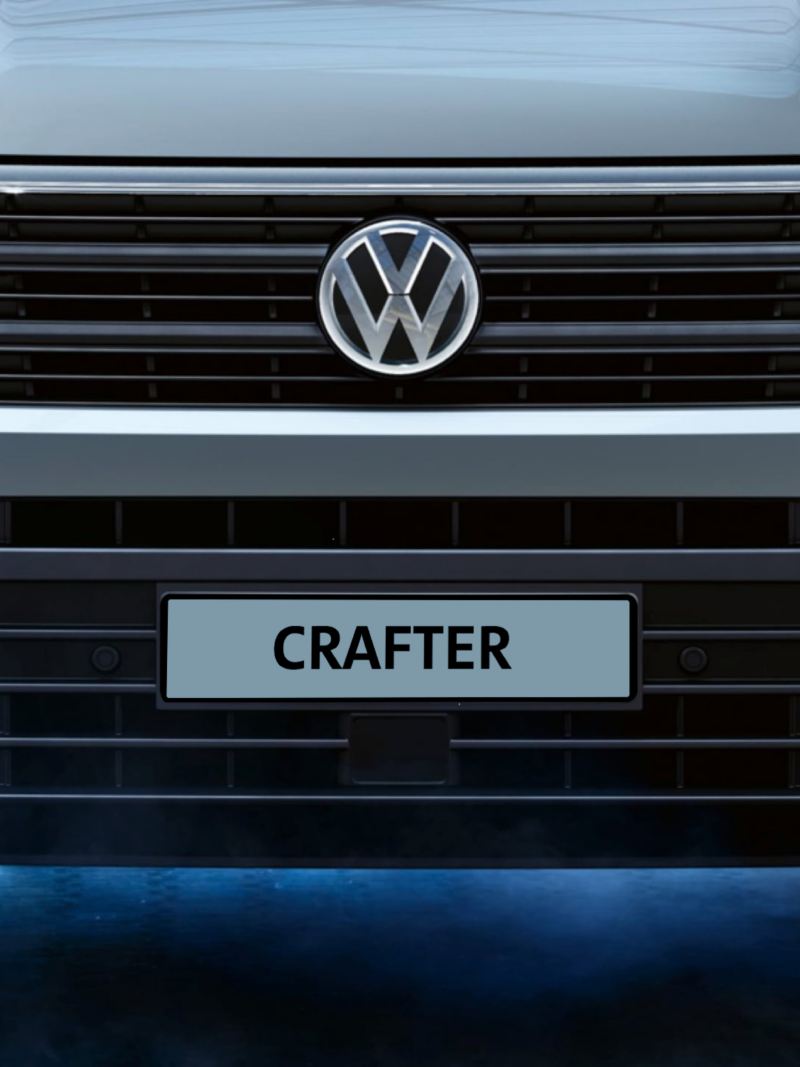 Srebrny Volkswagen Crafter Furgon na placu budowy.