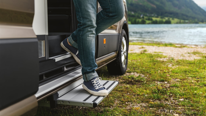 Närbild på det utfällbara trappsteget i VW Grand California husbil