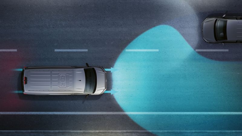 Ilustracja Volkswagena Samochody Użytkowe Crafter pokazuje z lotu ptaka, jak działa sterowanie światłem drogowym „Light Assist”.