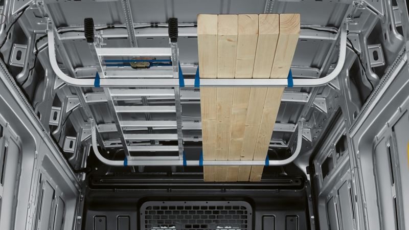 Lastsäkring i VW Crafter lätt lastbil med skenor i innertaket