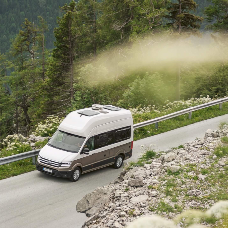 Grand California in marcia su una strada nel bosco