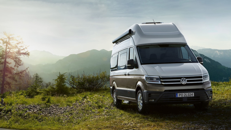 Volkswagen Grand California na tle górskiego krajobrazu.