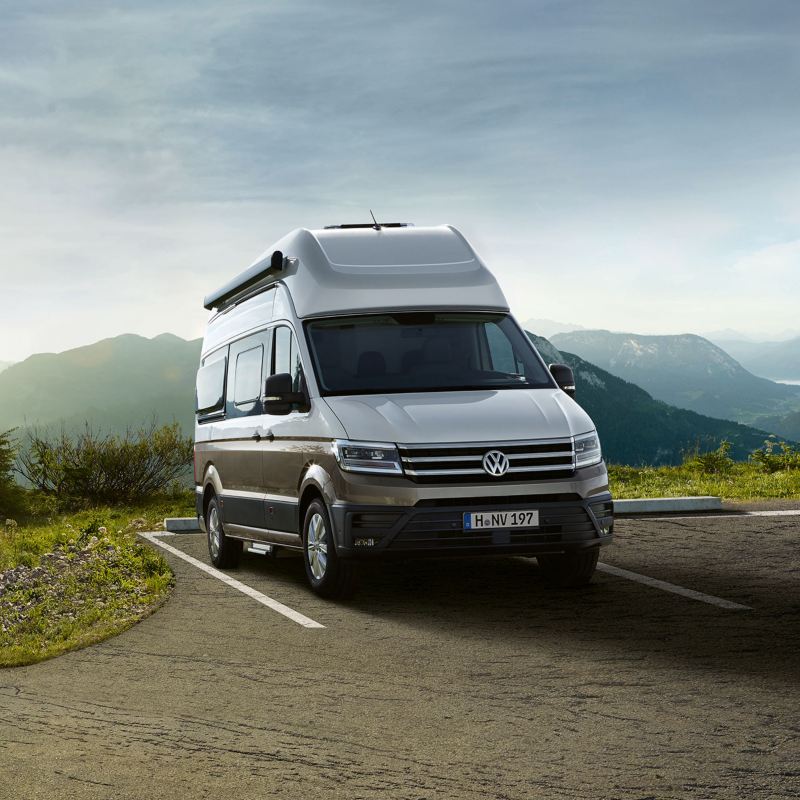 2 Grand California Volkswagen Véhicules Utilitaires sur une route et parking en montagne