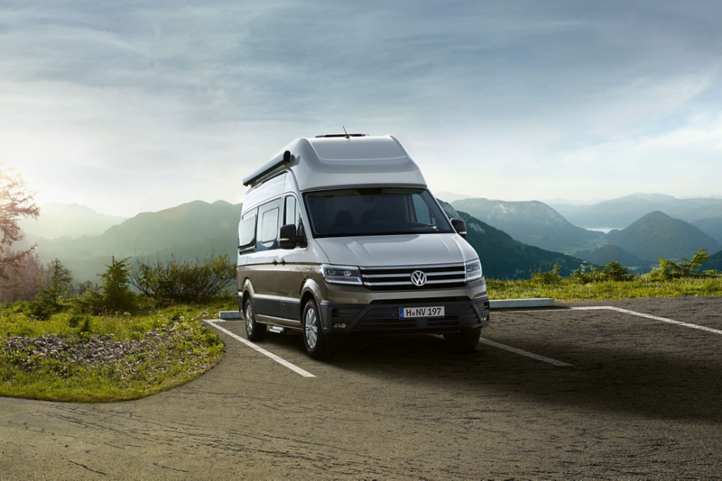 2 Grand California Volkswagen Véhicules Utilitaires sur une route et parking en montagne