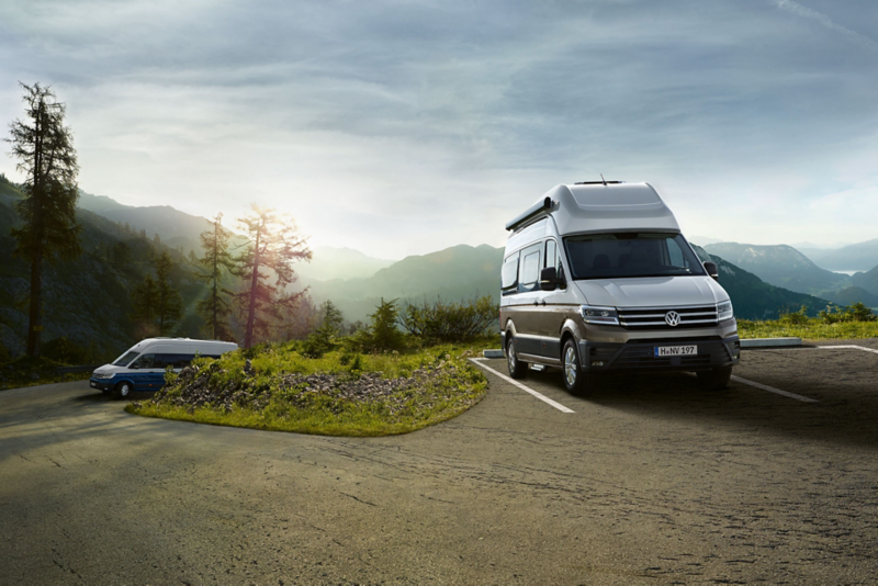 2 Grand California Volkswagen Véhicules Utilitaires sur une route et parking en montagne