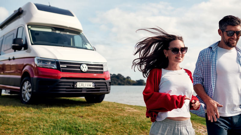 Der Volkswagen Multivan Am Ufer einens Flusses mit Camping-Funktion.