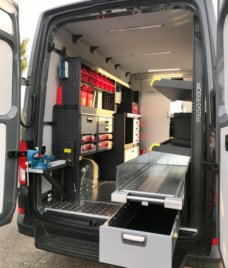 Airlineskenor i lastutrymmet på en Volkswagen Caddy.