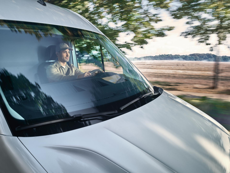 VW Crafter Cargo Van, camioneta de carga en carretera