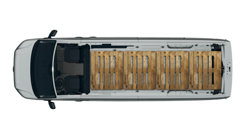 Der VW Crafter Kastenwagen Superhochdach mit vier Euro-3-Paletten im Laderaum.