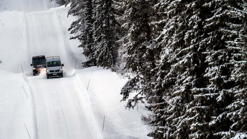 Crafters på snöiga skogsvägar