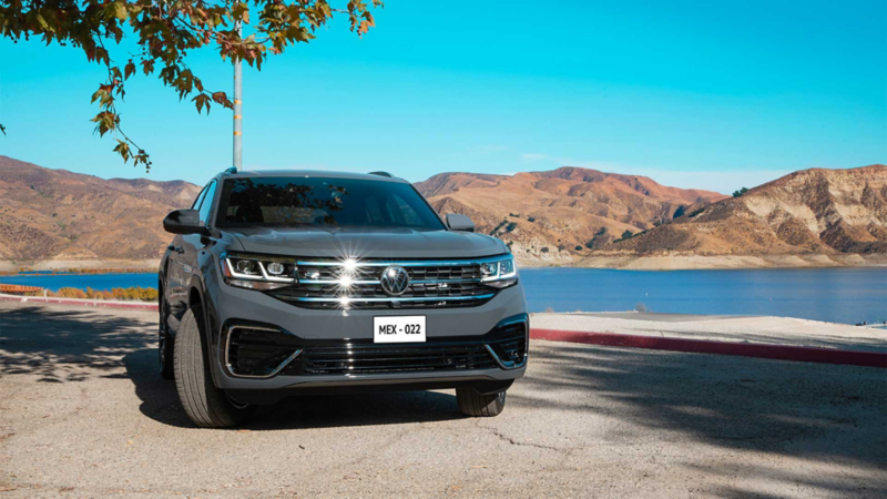 SUV 2022 - Cross Sport en color gris cerca de un lago dentro de paisaje montañoso.