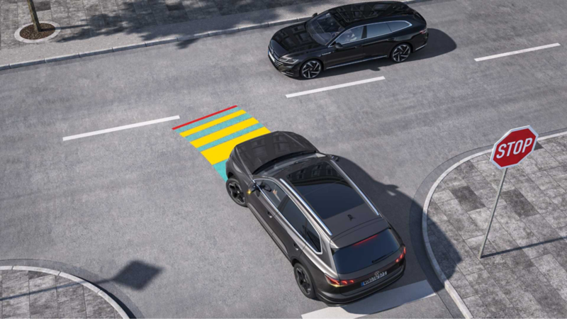 Ilustracja pokazuje działanie systemu Cross Traffic Assist.