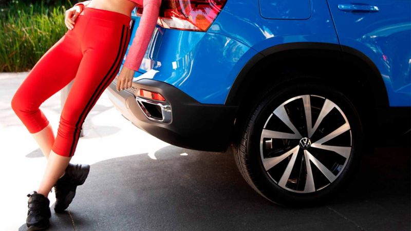 Imagen de SUVW en la que resalta su neumático y rin con acabado en color titanio.