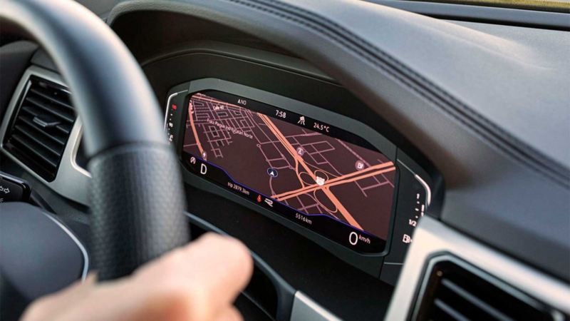 Volkswagen Digital Cockpit en modo de navegación que muestra mapa en tiempo real.
