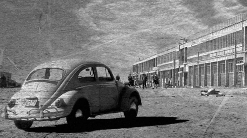 Vocho afuera de la primera planta de Volkswagen en México.