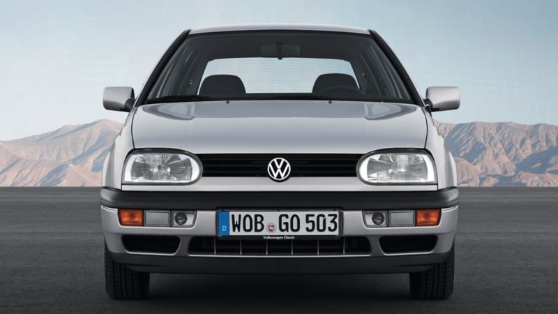 Imagen de Golf Volkswagen, auto clásico VW en color gris con logo al centro.