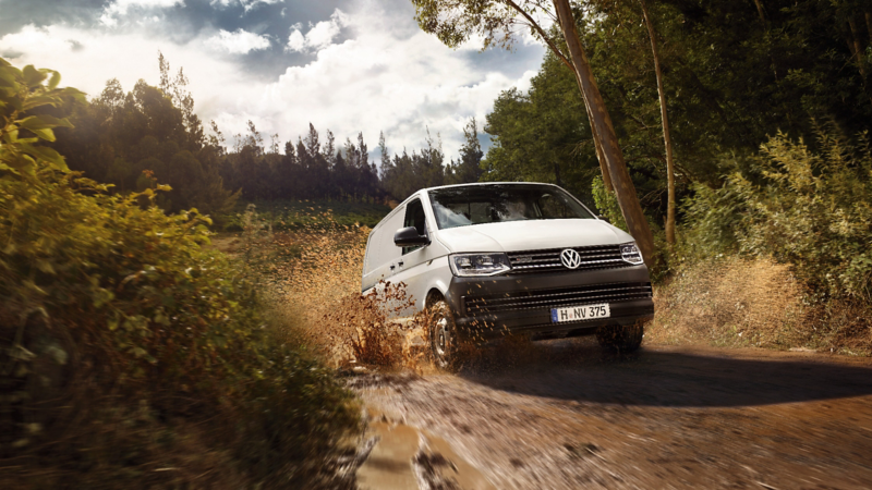 Transporter wit on een mud weg