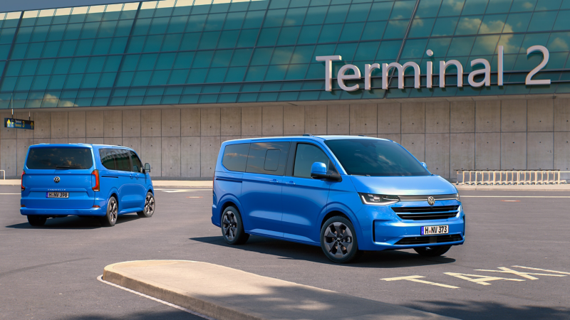 VW Caravelle auf einem Flughafen Parkplatz.