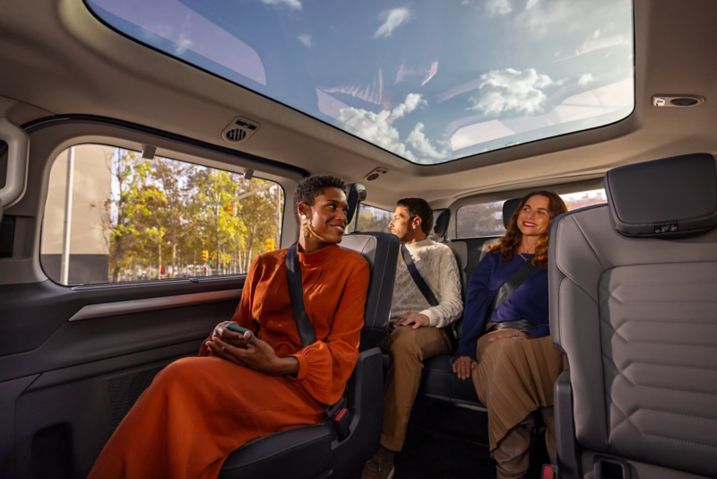 El VW Nuevo California aparcado en la orilla junto a dos personas.