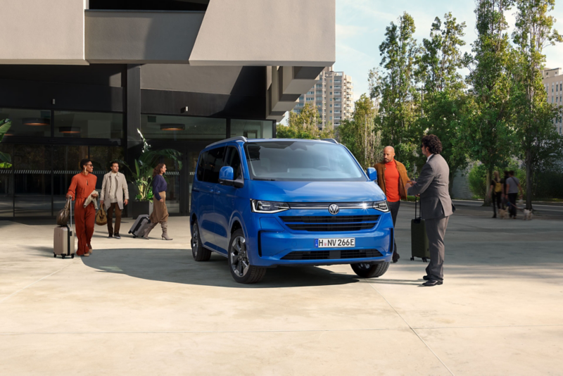 e-Caravelle VW bleue avec des passagers voyageurs