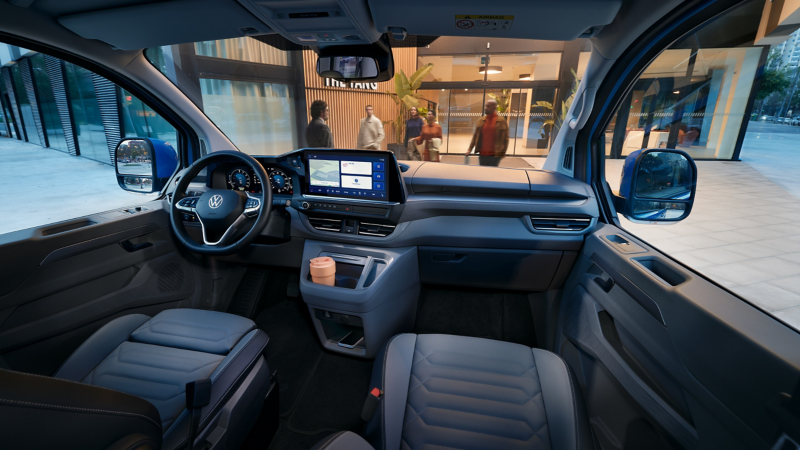 Ein Blick auf das Digital Cockpit vom VW Caravelle.