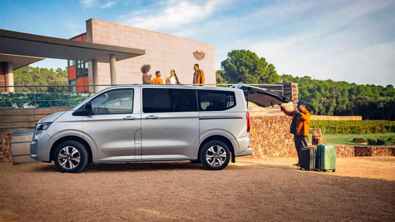 VW Caravelle grise avec coffre ouvert