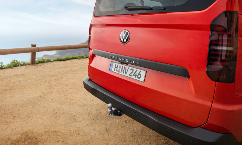 Het achteraanzicht van een VW Caravelle.