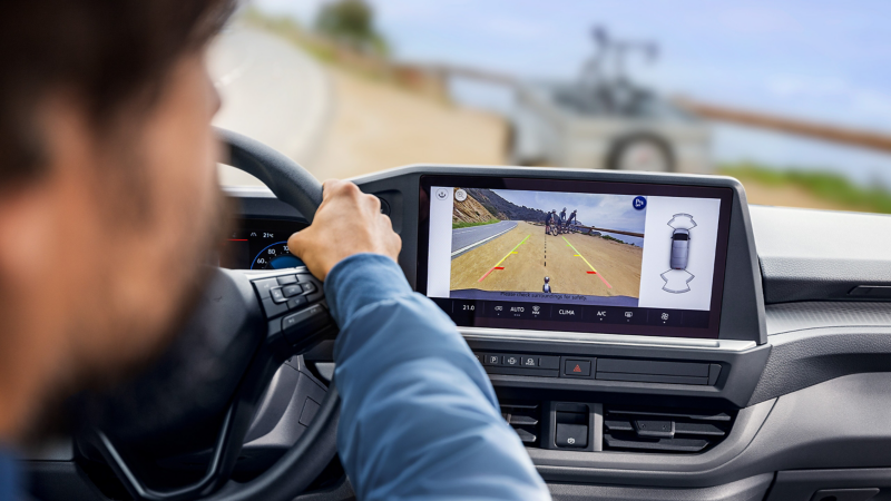 Ein Fahrerassistenzsystem wird auf dem Bordcomputer des VW Caravelle angezeigt.