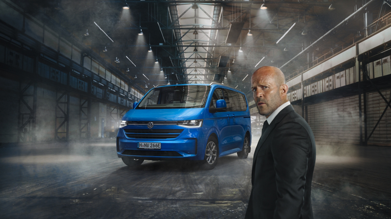 Nouvelle Caravelle VW bleue vue de face 4/ avec Jason Statham