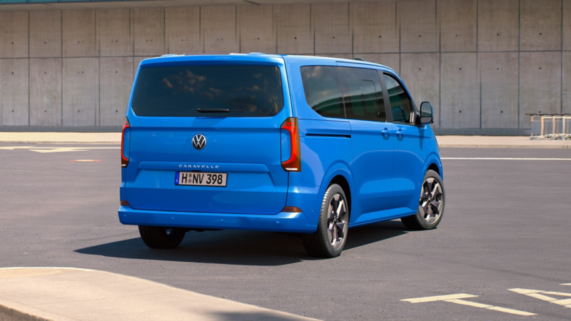 Vista posteriore della VW Caravelle.