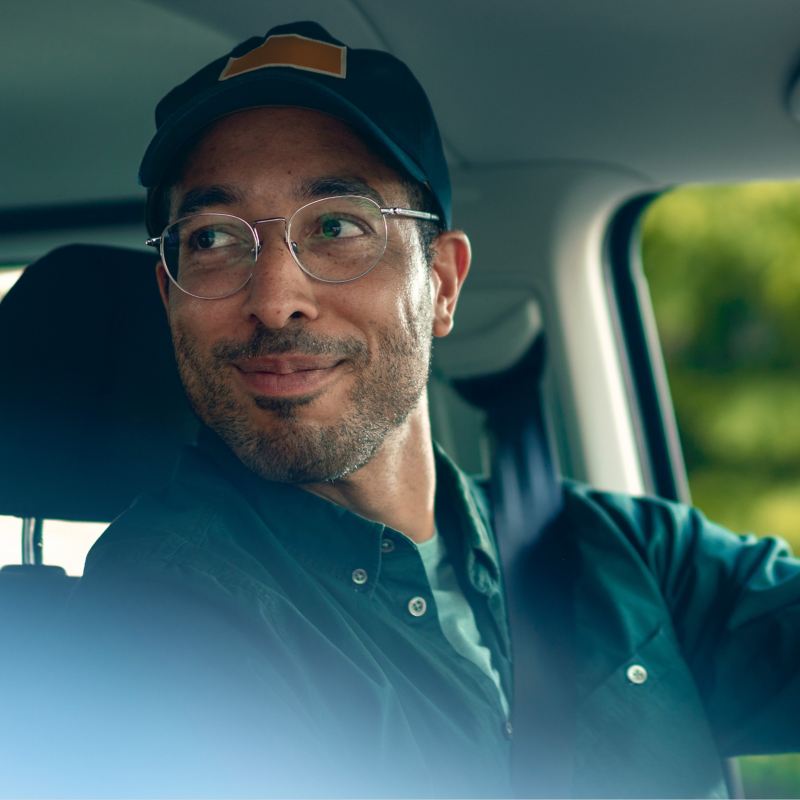 Un coursier dans un véhicule utilitaire Volkswagen.