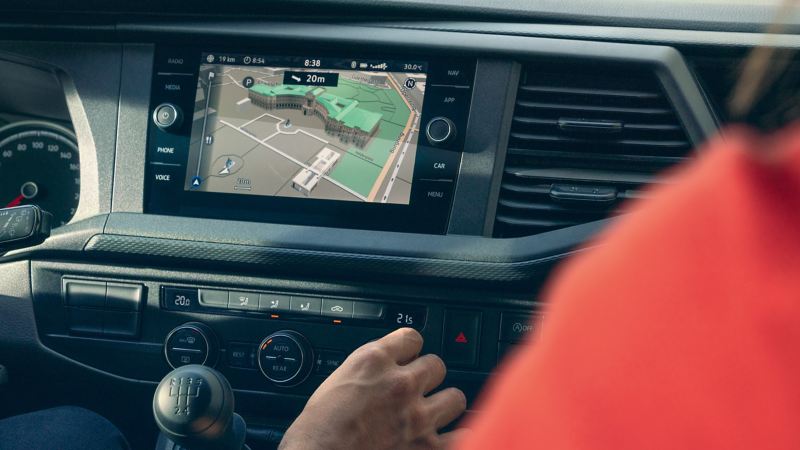 Het navigatiesysteem van een Volkswagen-bedrijfsvoertuig geeft een kaart weer.