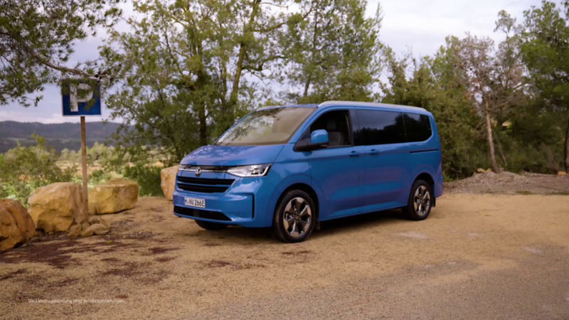 Der VW Caravelle parkt auf einem Parkplatz.