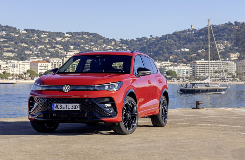 Czerwony SUV Volkswagen Tiguan stojący w porcie nad morzem