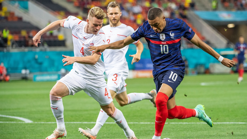 Nico Elvedi kämpft um einen Fussball
