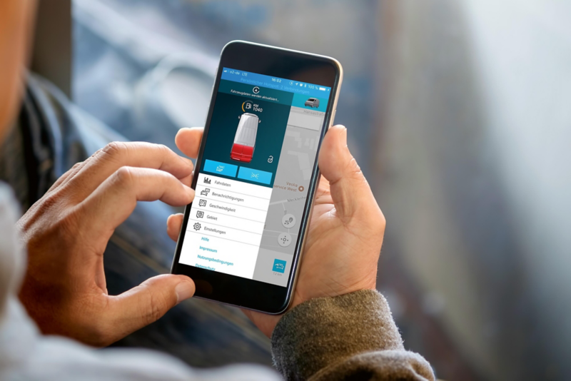 El VW Nuevo California aparcado en la orilla junto a dos personas.