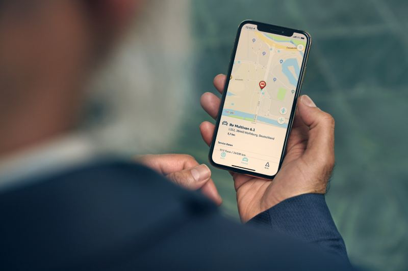 Mężczyzna sprawdza aplikację We Connect i usługę Miejsce parkowania, aby dowiedzieć się, gdzie jest zaparkowany jego pojazd.