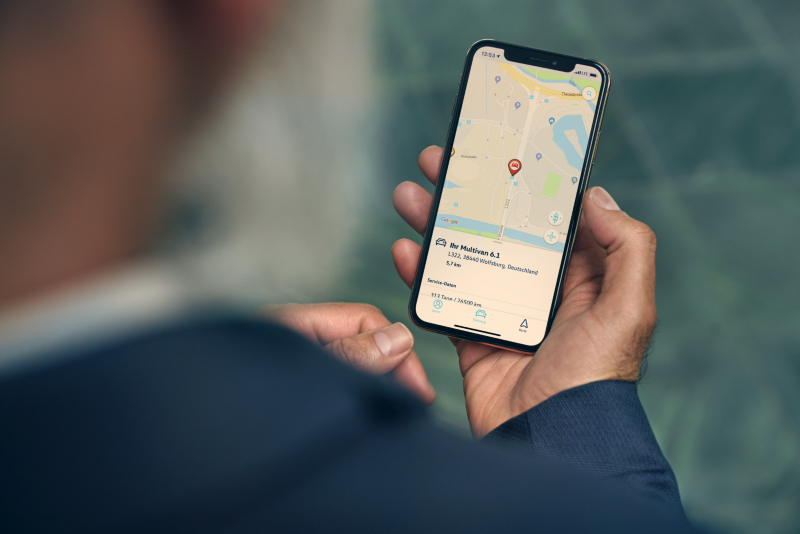 Mężczyzna sprawdza aplikację We Connect i usługę Miejsce parkowania, aby dowiedzieć się, gdzie jest zaparkowany jego pojazd.