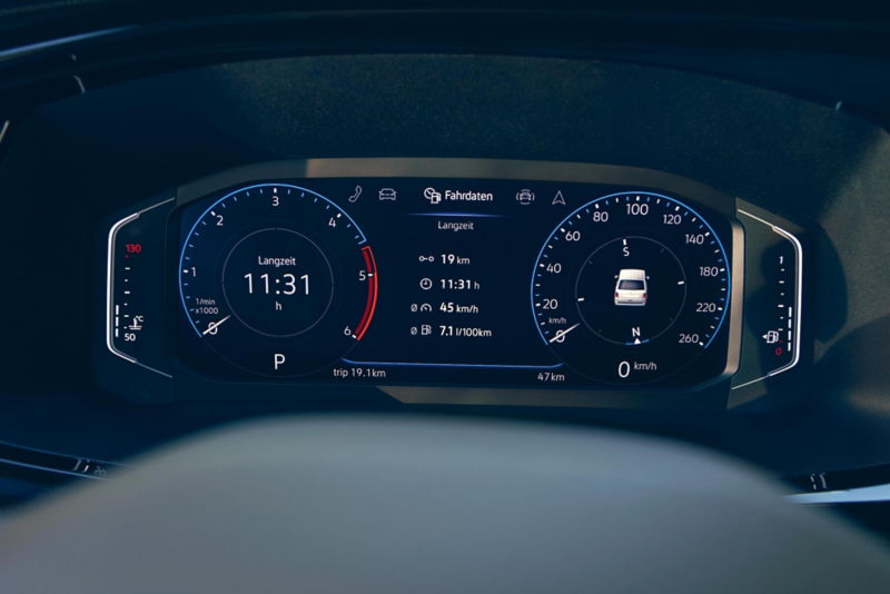 El VW Nuevo California aparcado en la orilla junto a dos personas.