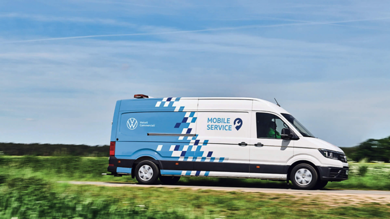 VW Crafter Furgone con grafica Mobile Service applicata sulla fiancata.