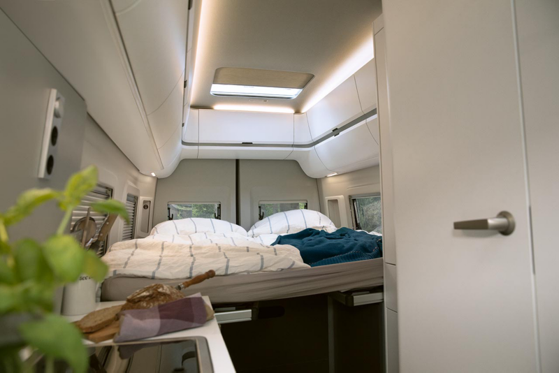 interior de una furgoneta camperizada con iluminación interior blanca