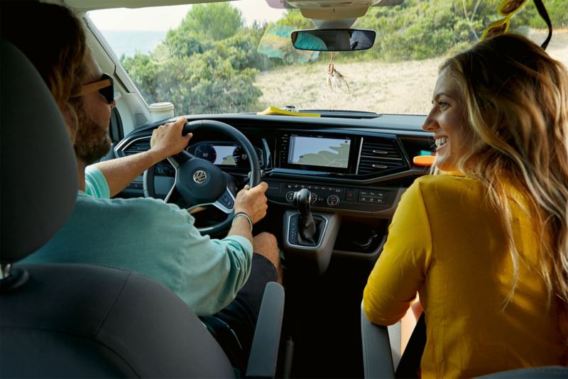 California 6.1 VW avec couple dans le vehicle en train de conduire