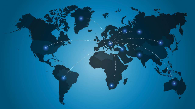 Carte du monde stylisée en teintes de bleu, avec des points lumineux connectés par des lignes, indiquant un réseau ou une présence mondiale