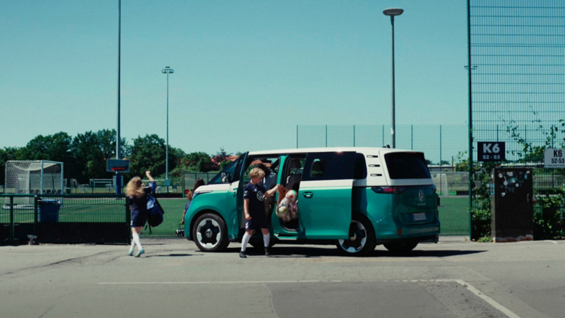 VW ID. Buzz med børn, der løber ud af bilen