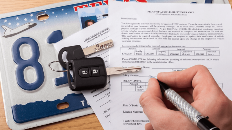 Kluczyki od auta, dokumenty, prawo jazdy, tablice