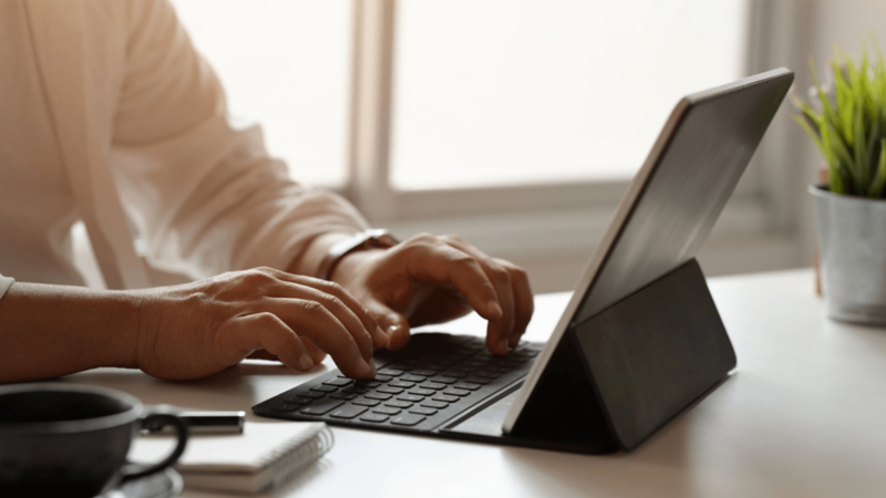 Mężczyzna przy laptopie