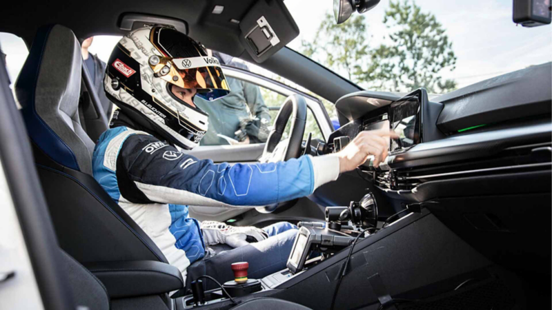 Piloto de carreras prueba la potencia de Golf R 20 años, nuevo deportivo de Volkswagen.