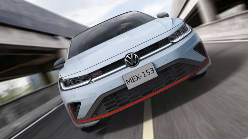 Jetta GLI 2025, auto deportivo de Volkswagen en color blanco transita sobre una autopista.