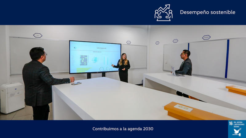 Equipo analiza gráficas de desempeño en pantalla con logo Volkswagen.